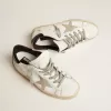 Zapatillas Super-Star para mujer con lengüeta negra en el talón y letras metálicas con tachuelas Zapatillas Super-Star para mujer con lengüeta negra en el talón y letras metálicas con tachuelas