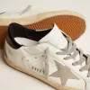 Zapatillas Super-Star para mujer con lengüeta negra en el talón y letras metálicas con tachuelas Zapatillas Super-Star para mujer con lengüeta negra en el talón y letras metálicas con tachuelas