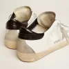 Zapatillas Super-Star para mujer con lengüeta negra en el talón y letras metálicas con tachuelas Zapatillas Super-Star para mujer con lengüeta negra en el talón y letras metálicas con tachuelas
