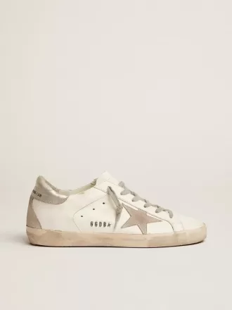 Zapatillas Super-Star para mujer con lengüeta plateada en el talón y letras metálicas con tachuelas Zapatillas Super-Star para mujer con lengüeta plateada en el talón y letras metálicas con tachuelas