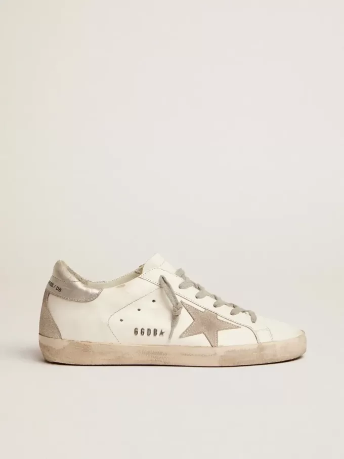 Zapatillas Super-Star para mujer con lengüeta plateada en el talón y letras metálicas con tachuelas Zapatillas Super-Star para mujer con lengüeta plateada en el talón y letras metálicas con tachuelas