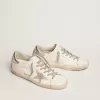 Zapatillas Super-Star para mujer con lengüeta plateada en el talón y letras metálicas con tachuelas Zapatillas Super-Star para mujer con lengüeta plateada en el talón y letras metálicas con tachuelas