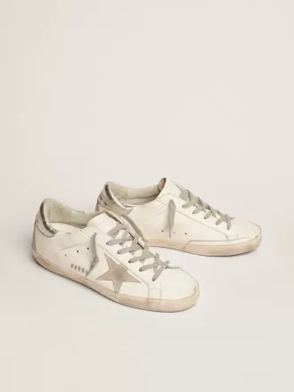 Zapatillas Super-Star para mujer con lengüeta plateada en el talón y letras metálicas con tachuelas Zapatillas Super-Star para mujer con lengüeta plateada en el talón y letras metálicas con tachuelas