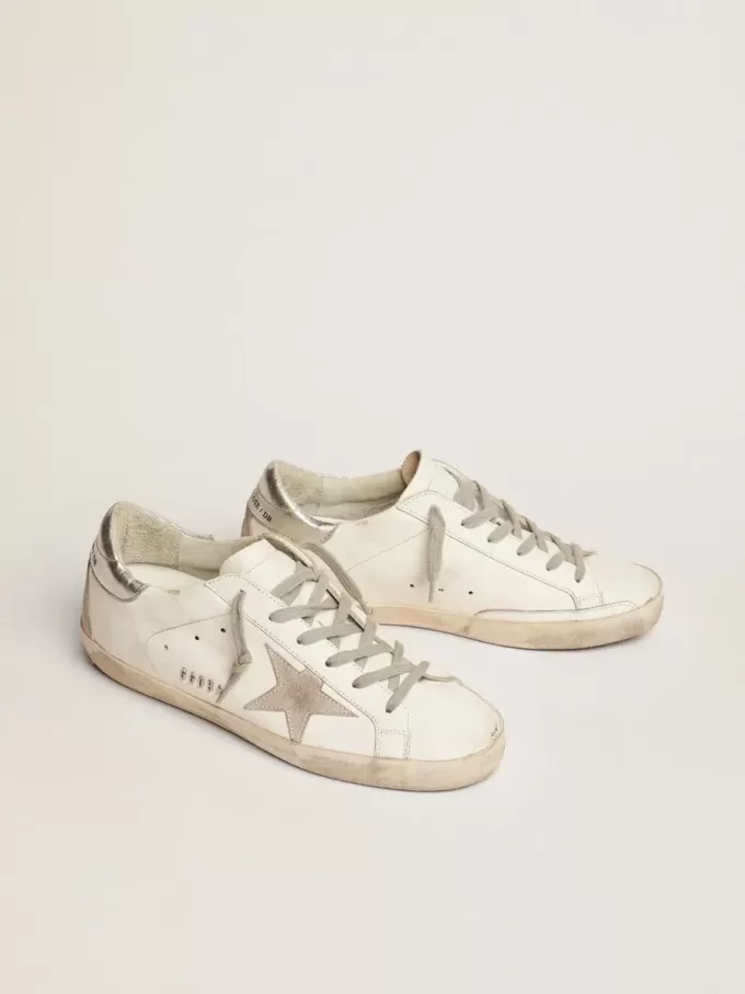 Zapatillas Super-Star para mujer con lengüeta plateada en el talón y letras metálicas con tachuelas Zapatillas Super-Star para mujer con lengüeta plateada en el talón y letras metálicas con tachuelas