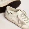 Zapatillas Super-Star para mujer con lengüeta plateada en el talón y letras metálicas con tachuelas Zapatillas Super-Star para mujer con lengüeta plateada en el talón y letras metálicas con tachuelas
