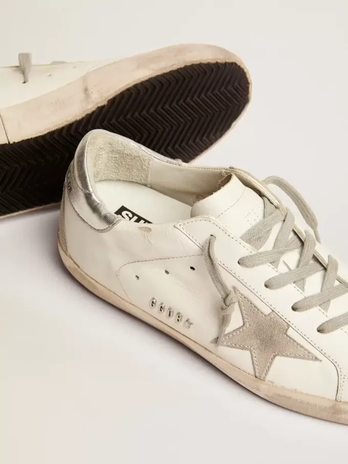 Zapatillas Super-Star para mujer con lengüeta plateada en el talón y letras metálicas con tachuelas Zapatillas Super-Star para mujer con lengüeta plateada en el talón y letras metálicas con tachuelas