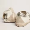 Zapatillas Super-Star para mujer con lengüeta plateada en el talón y letras metálicas con tachuelas Zapatillas Super-Star para mujer con lengüeta plateada en el talón y letras metálicas con tachuelas