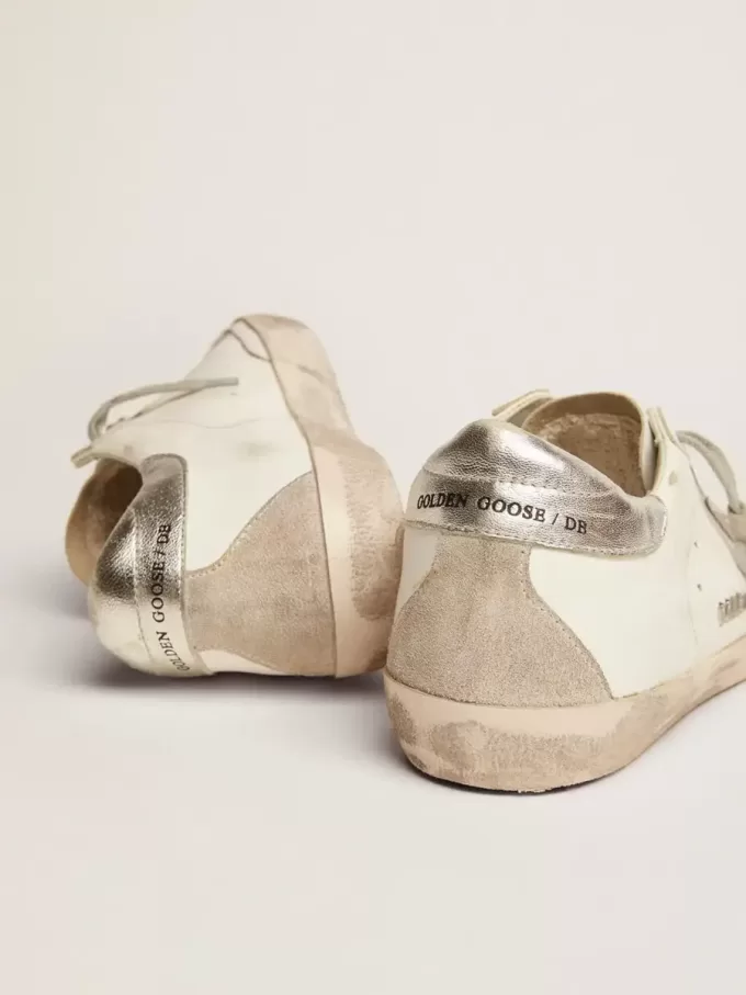Zapatillas Super-Star para mujer con lengüeta plateada en el talón y letras metálicas con tachuelas Zapatillas Super-Star para mujer con lengüeta plateada en el talón y letras metálicas con tachuelas