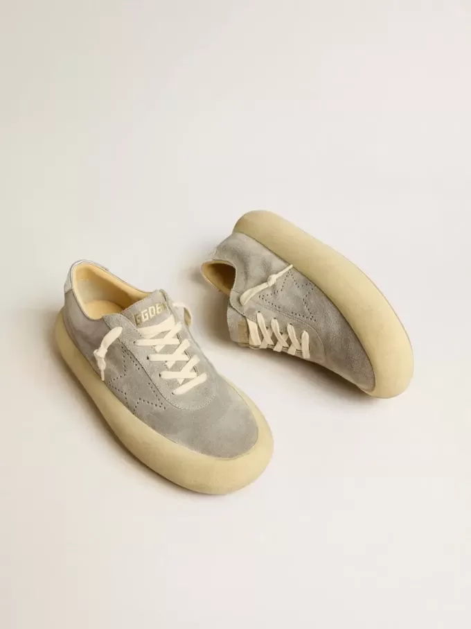 Zapatos Space-Star para mujer en ante gris hielo con estrella perforada Zapatos Space-Star para mujer en ante gris hielo con estrella perforada