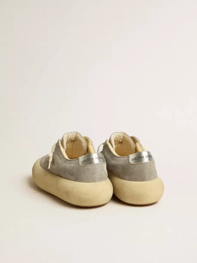 Zapatos Space-Star para mujer en ante gris hielo con estrella perforada Zapatos Space-Star para mujer en ante gris hielo con estrella perforada