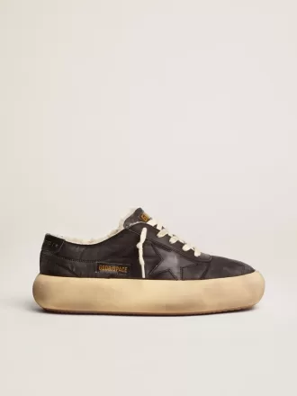 Zapatos Space-Star para mujer en nailon acolchado negro con forro de piel de oveja.