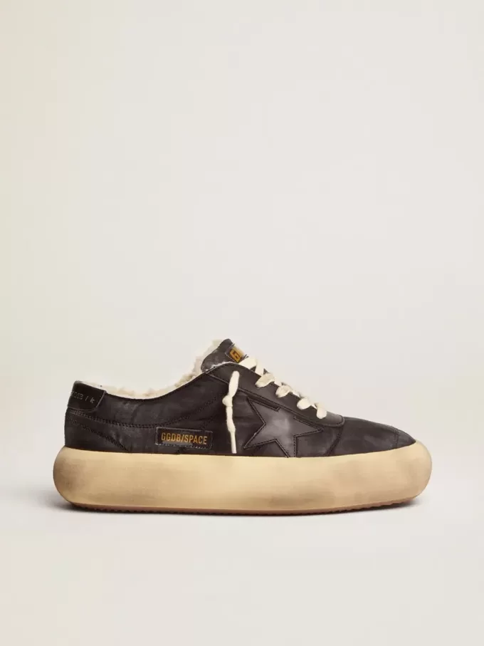 Zapatos Space-Star para mujer en nailon acolchado negro con forro de piel de oveja.