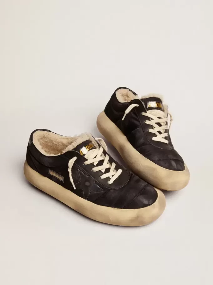 Zapatos Space-Star para mujer en nailon acolchado negro con forro de piel de oveja.
