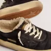 Zapatos Space-Star para mujer en nailon acolchado negro con forro de piel de oveja.