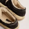 Zapatos Space-Star para mujer en nailon acolchado negro con forro de piel de oveja.