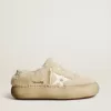 Zapatos Space-Star para mujer en piel de oveja beige con estrella de piel blanca y lengüeta metálica en el talón. Zapatos Space-Star para mujer en piel de oveja beige con estrella de piel blanca y lengüeta metálica en el talón.