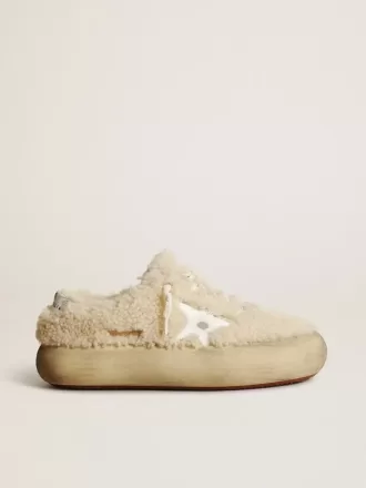 Zapatos Space-Star para mujer en piel de oveja beige con estrella de piel blanca y lengüeta metálica en el talón.