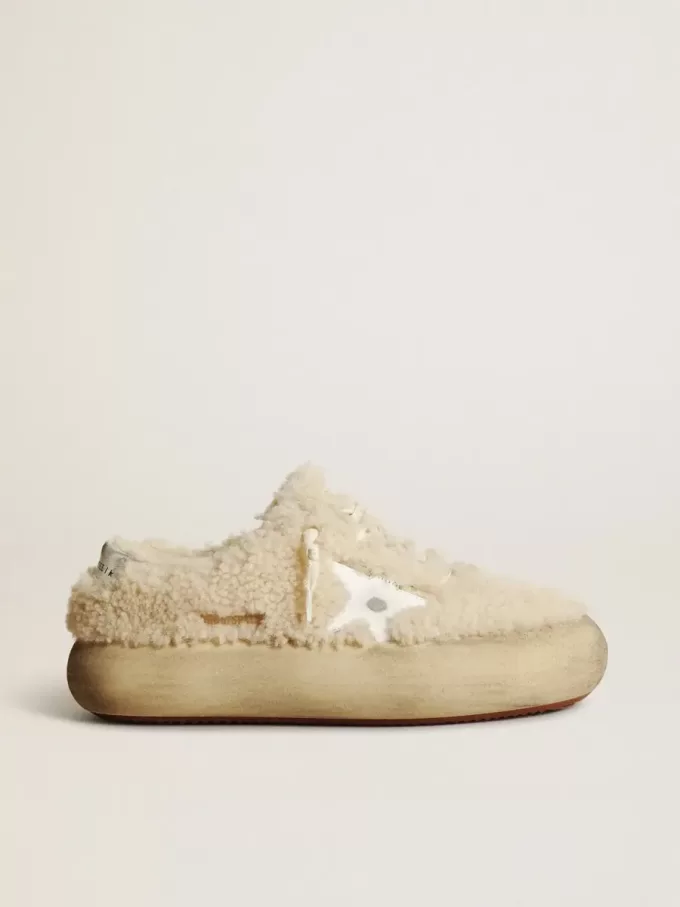 Zapatos Space-Star para mujer en piel de oveja beige con estrella de piel blanca y lengüeta metálica en el talón. Zapatos Space-Star para mujer en piel de oveja beige con estrella de piel blanca y lengüeta metálica en el talón.