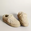 Zapatos Space-Star para mujer en piel de oveja beige con estrella de piel blanca y lengüeta metálica en el talón. Zapatos Space-Star para mujer en piel de oveja beige con estrella de piel blanca y lengüeta metálica en el talón.