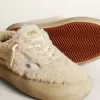 Zapatos Space-Star para mujer en piel de oveja beige con estrella de piel blanca y lengüeta metálica en el talón. Zapatos Space-Star para mujer en piel de oveja beige con estrella de piel blanca y lengüeta metálica en el talón.