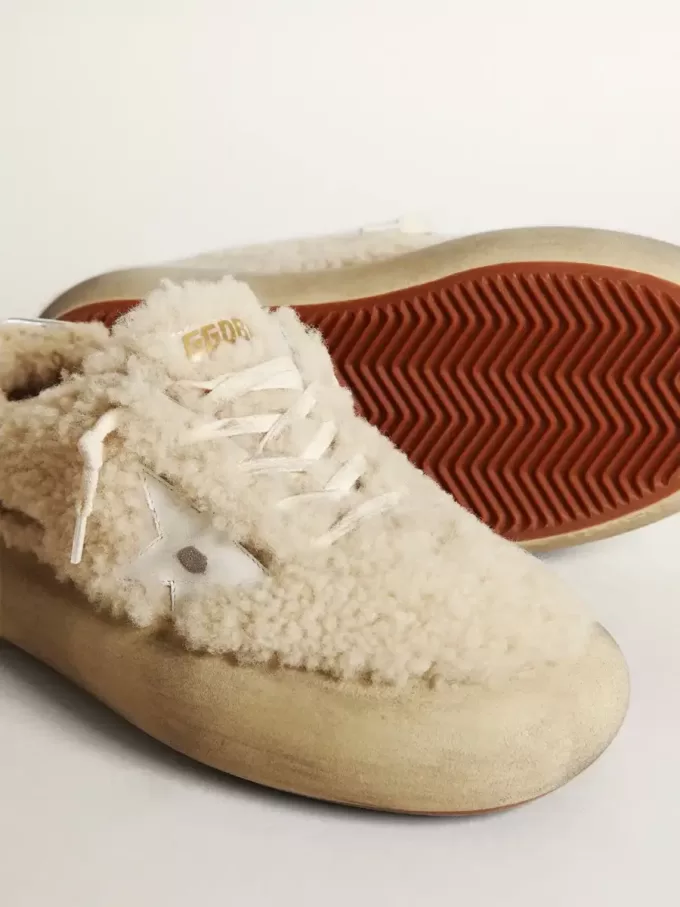 Zapatos Space-Star para mujer en piel de oveja beige con estrella de piel blanca y lengüeta metálica en el talón. Zapatos Space-Star para mujer en piel de oveja beige con estrella de piel blanca y lengüeta metálica en el talón.