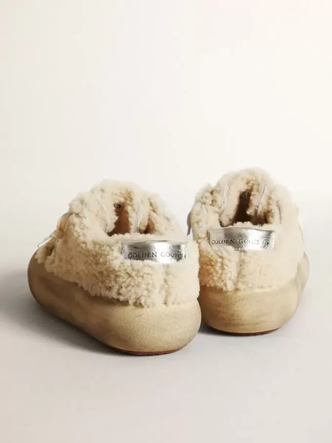 Zapatos Space-Star para mujer en piel de oveja beige con estrella de piel blanca y lengüeta metálica en el talón. Zapatos Space-Star para mujer en piel de oveja beige con estrella de piel blanca y lengüeta metálica en el talón.