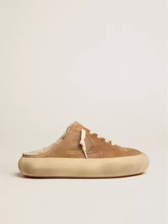 Zapatos Space-Star Sabot para mujer en ante color tabaco con forro de piel de oveja.