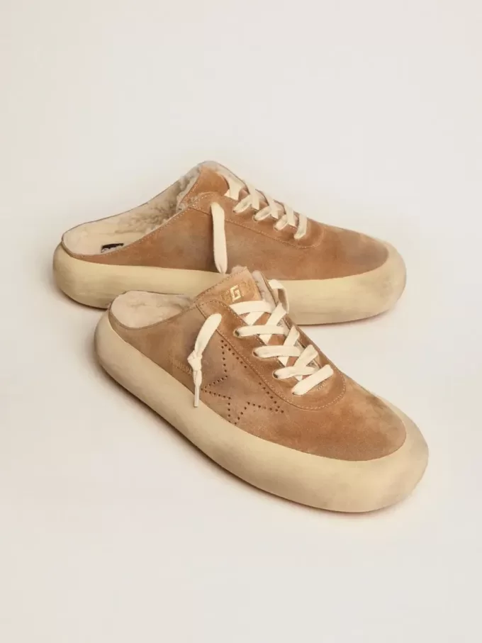Zapatos Space-Star Sabot para mujer en ante color tabaco con forro de piel de oveja. Zapatos Space-Star Sabot para mujer en ante color tabaco con forro de piel de oveja.