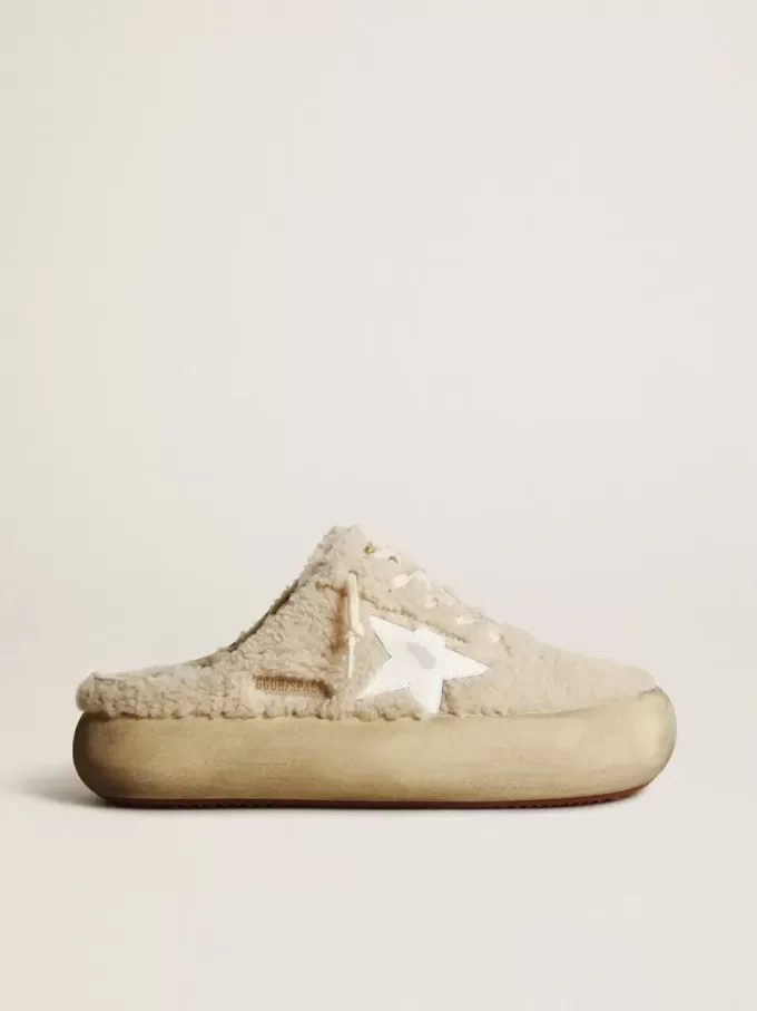 Zuecos Space-Star para mujer en piel de oveja beige con estrella de cuero blanco Zuecos Space-Star para mujer en piel de oveja beige con estrella de cuero blanco