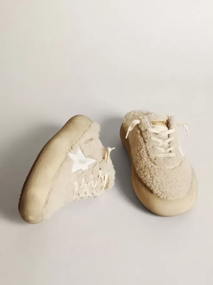 Zuecos Space-Star para mujer en piel de oveja beige con estrella de cuero blanco Zuecos Space-Star para mujer en piel de oveja beige con estrella de cuero blanco