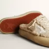 Zuecos Space-Star para mujer en piel de oveja beige con estrella de cuero blanco Zuecos Space-Star para mujer en piel de oveja beige con estrella de cuero blanco