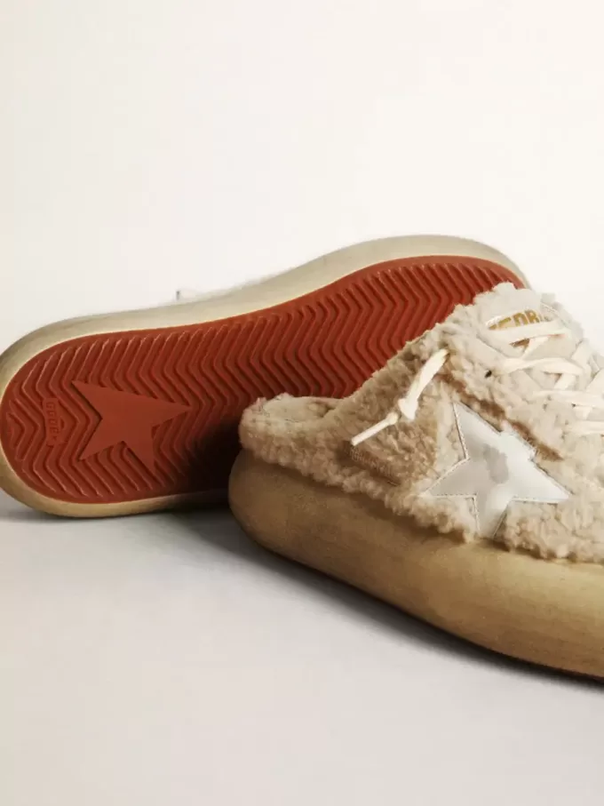 Zuecos Space-Star para mujer en piel de oveja beige con estrella de cuero blanco Zuecos Space-Star para mujer en piel de oveja beige con estrella de cuero blanco