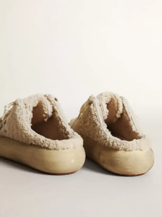 Zuecos Space-Star para mujer en piel de oveja beige con estrella de cuero blanco Zuecos Space-Star para mujer en piel de oveja beige con estrella de cuero blanco